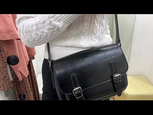 ❤️ אוננות פומבית של הכלבה הצעירה פרלברי עם דילדו בחדר המתאים ❤️ פאקינג אצלנו ❌